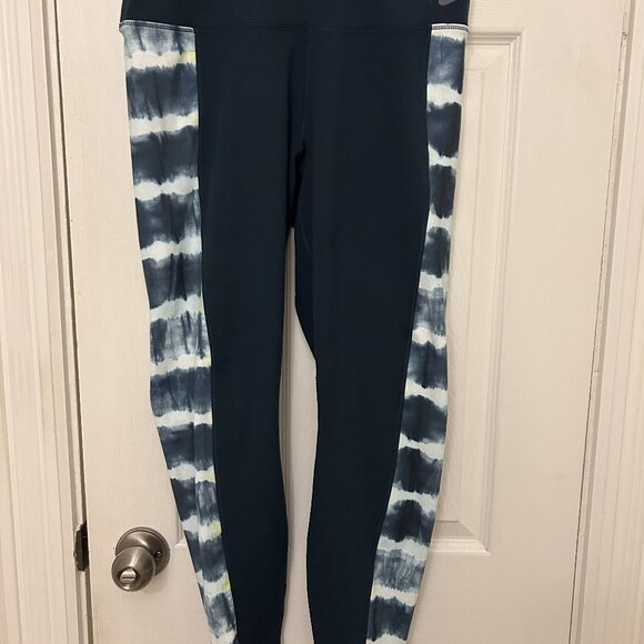 Nike Women's Artist Collection hoodie and leggings - Picture 4 of 5